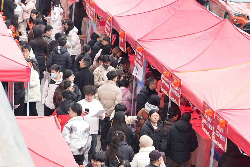 “百米小巷”人潮涌動!瑞方人力助力2025年武侯區(qū)春風行動專場招聘會“開門紅” 第7張 “百米小巷”人潮涌動!瑞方人力助力2025年武侯區(qū)春風行動專場招聘會“開門紅” 第7張