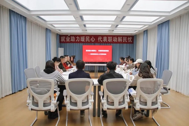 深入一線聽民意！成都市人大代表龔曉鷗在火車南站街道開展就業(yè)指導專題分享活動 第4張